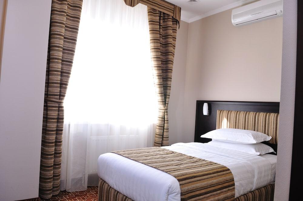 Inn Ozz Astana Buitenkant foto